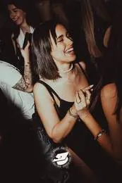 Ragazza che balla sorridendo in pista