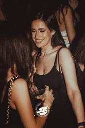 Ragazza sorridente in canottiera nera