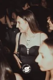 Ragazze che ballano tra la folla