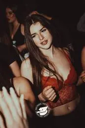 Ragazza in top rosso tra la folla