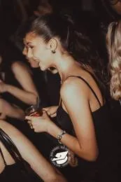Ragazza che balla con un drink in mano