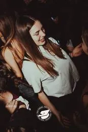 Ragazza in maglietta bianca che balla