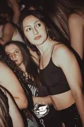 Ragazza che si volta verso l'obiettivo