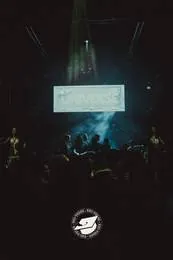 La consolle illuminata sopra la pista