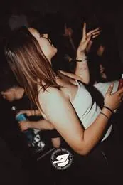 Ragazza che balla con le braccia alzate