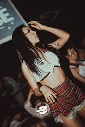 Ragazza in gonna scozzese che balla
