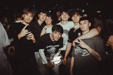 Gruppo di ragazzi in posa in pista