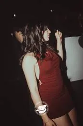 Ragazza in abito rosso che balla