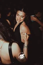 Ragazza sorridente con un drink