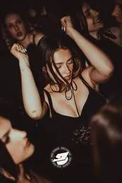 Ragazza che balla con le mani alzate