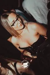 Ragazza con gli occhiali in pista