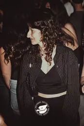 Ragazza vestita di nero tra la folla
