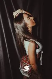 Ragazza che balla di spalle