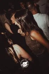 Ragazza che balla tra la folla
