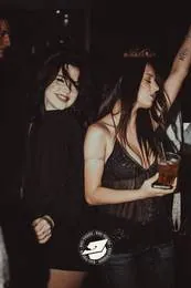 Amiche che ballano con un drink