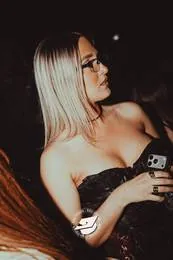 Ragazza bionda che balla