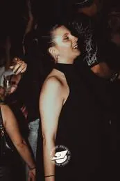 Ragazza vestita di nero che si volta