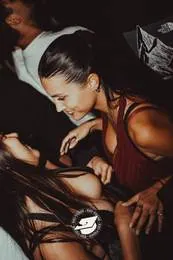 Ragazza in rosso che ride in pista