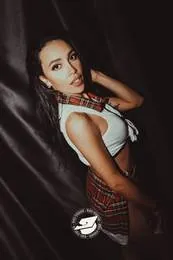 Ragazza in posa con gonna scozzese