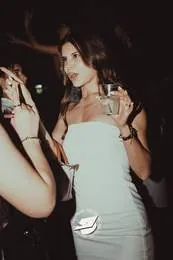 Ragazza vestita di bianco che balla