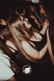 Ragazza che balla con i capelli sciolti