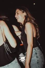Ragazze che ridono in pista