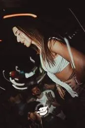 Ragazza che balla davanti alla consolle