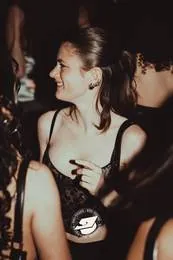 Ragazza sorridente tra gli amici