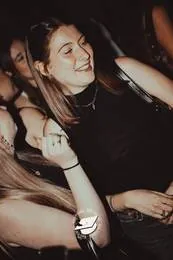 Ragazza che ride in pista