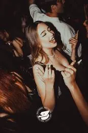 Ragazza che balla sorridendo sotto le luci