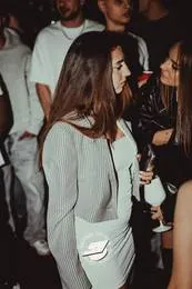 Ragazza vestita di bianco nella folla