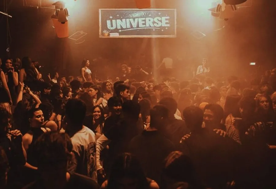 L'interno del Totem Club durante Universe Party